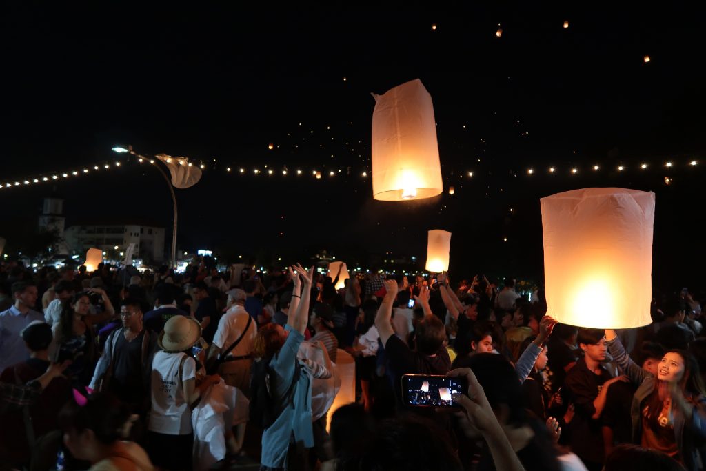Lanterns-on-nawarat-bridge-in-chiang-mai