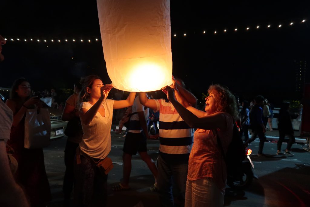 People-holding-lanterns-at-loi-krathong